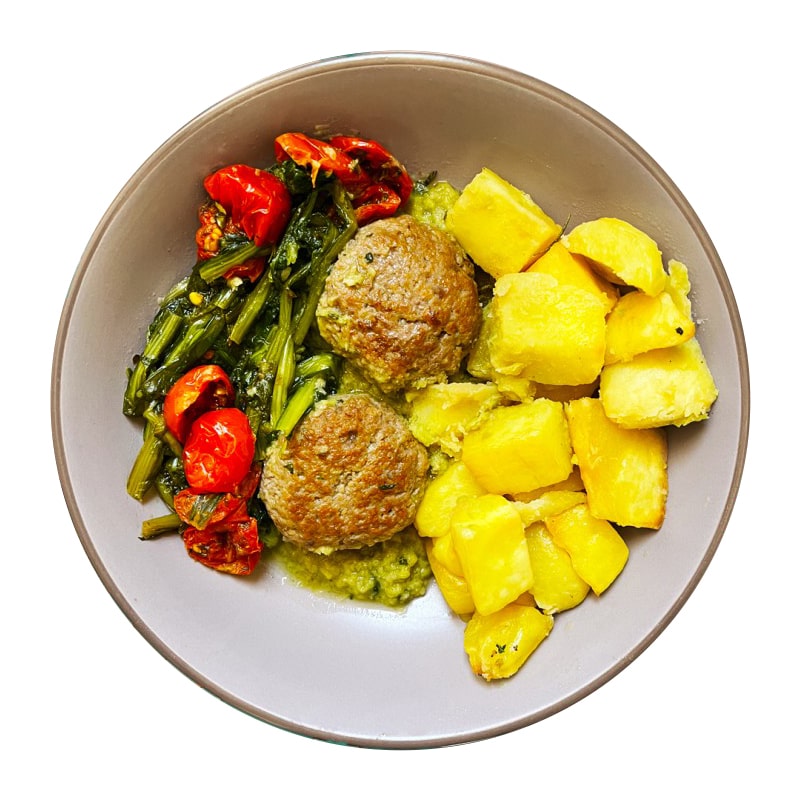 gardenristo_gluten-free-mini-hamburger-di-manzo-su-crema-di-spinaci-e-noci-patate-al-forno-e-cicoria-ripassata
